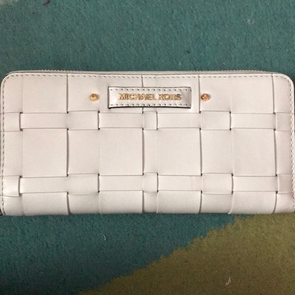NWOT Michael Kors wallet - Picture 1 of 4